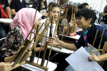 Students of Chiang Mai University learn to play angklung, guided by a lecturer of the Faculty of Languages and Arts 