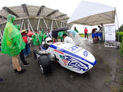 Last Tuesday (5/9) was the first day of Student Formula Japan (SFJ) competition. Recorded 98 teams from eight countries to register in Ecopa Stadium, Shizouka Perfecture, Japan. The teams that managed to escape immediately made preparations for the first event, namely Technical Inspection (TI). IT is an important event because the jury will conduct a direct inspection of the vehicle by checking the suitability of the vehicle with the specified regulation. Garuda UNY with FG-17 formula cars look nimble with 